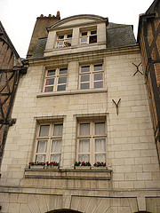 Non-Plumb Building in Place Plumerau